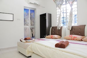 Desk, iron/ironing board, free WiFi - DesaTebrau NewStar Homestay - Wedding Bridal House (Johor Bahru)