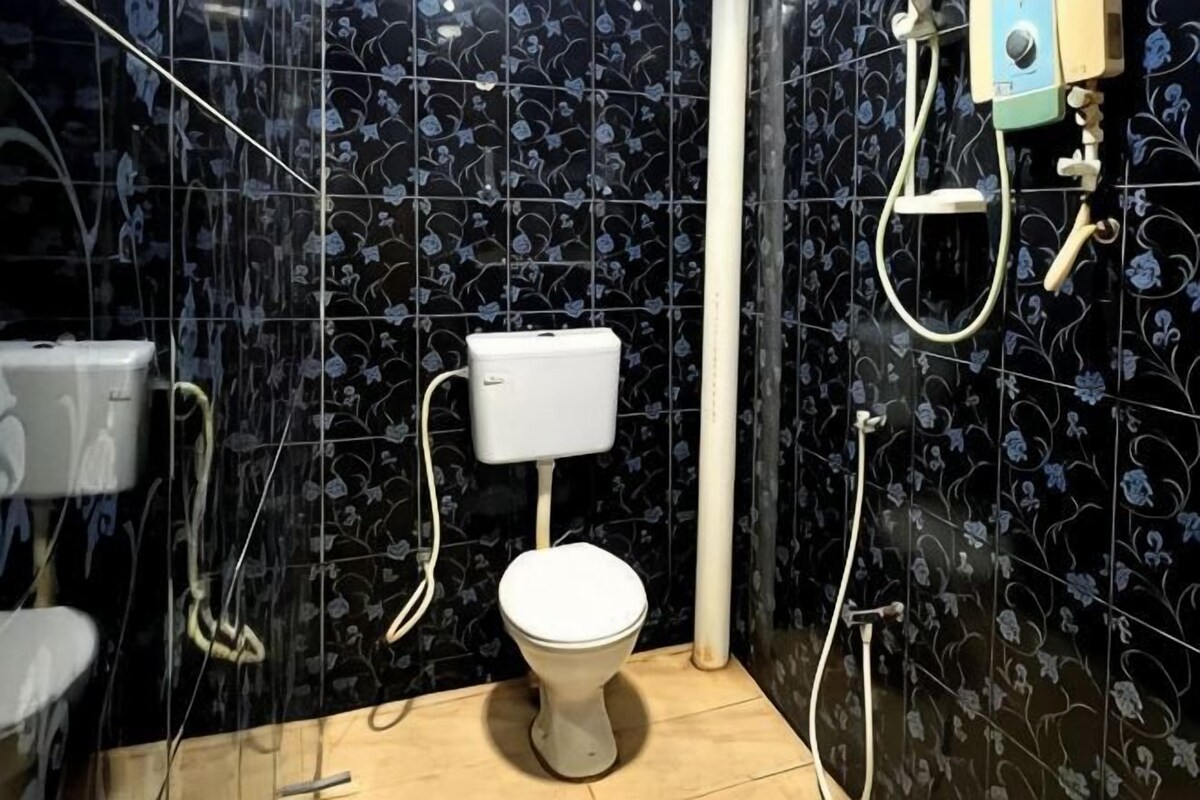 Een badkamer met toilet, douche en wastafel.