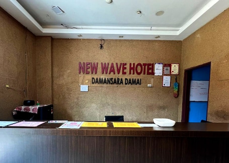 Meja sambut tetamu. New Wave Sungai Buloh Hotel