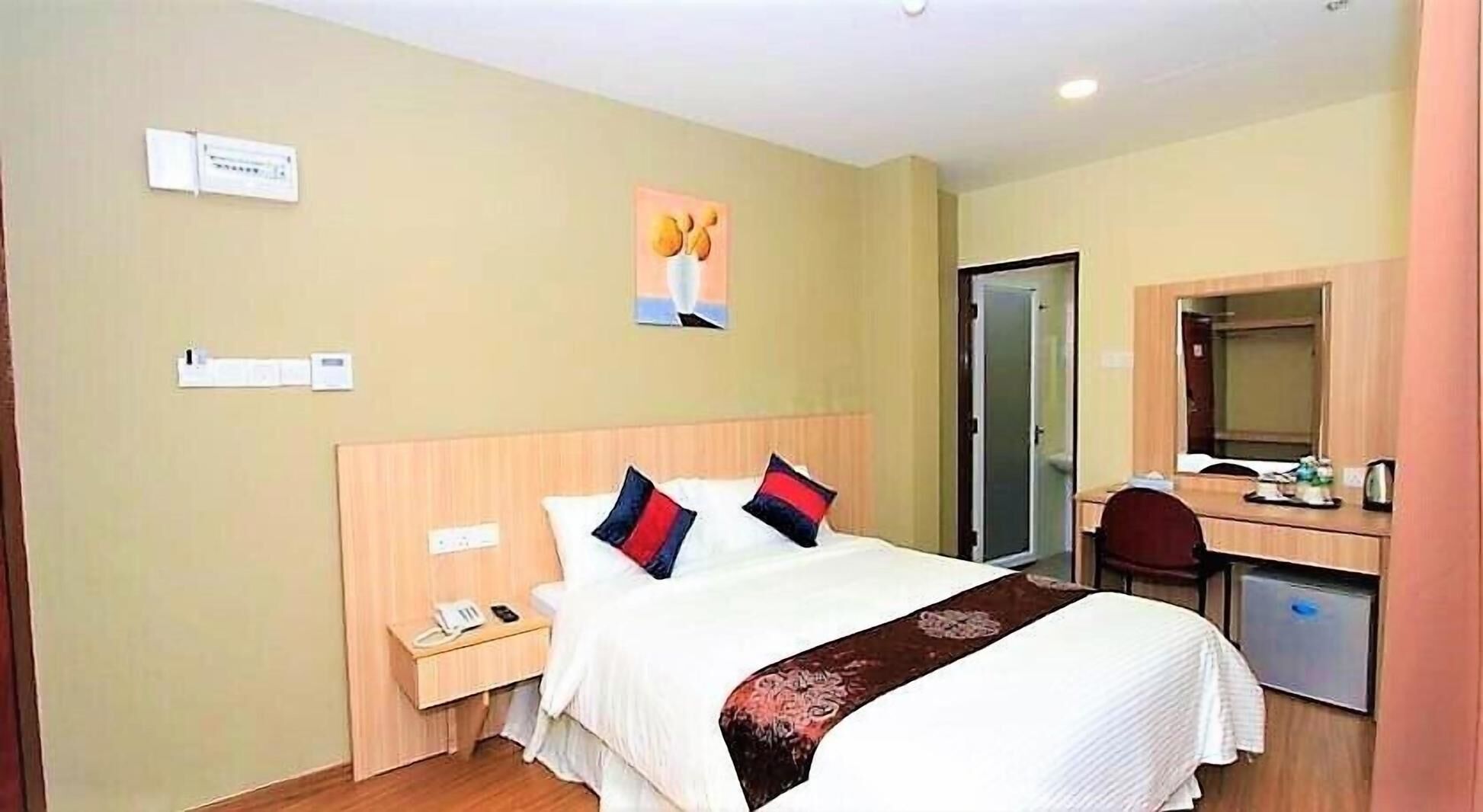 1 bedroom, free minibar items, desk, soundproofing