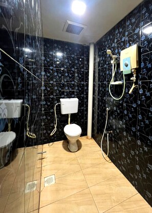 Habitación cuádruple | Baño | Ducha, artículos de higiene personal gratuitos y secador de pelo