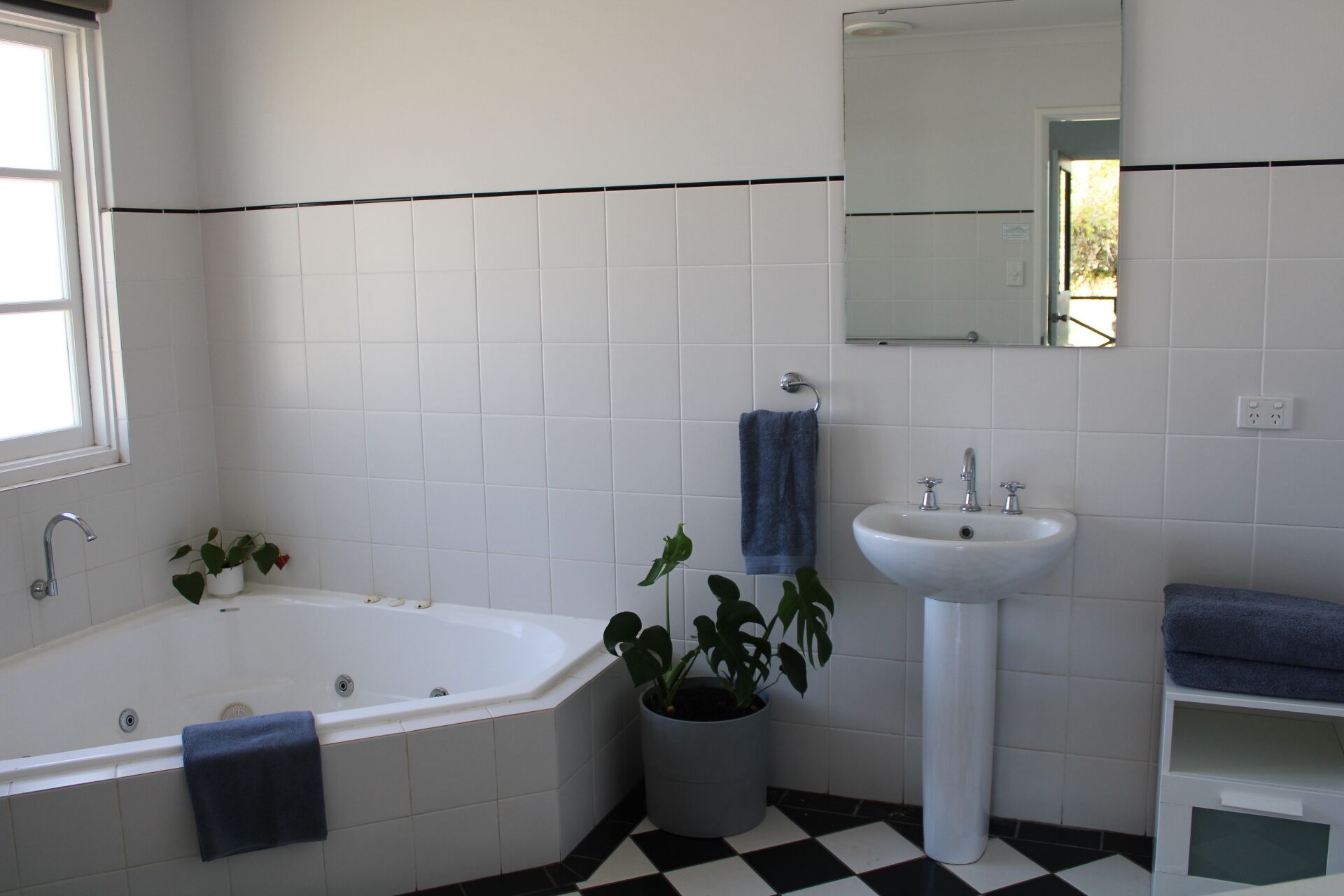 Upper Reach Spa Cottage | Bathroom | Separate bathtub and shower, jetted bath, free toiletries, hair dryer