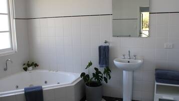 Upper Reach Spa Cottage | Bathroom