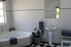 Upper Reach Spa Cottage | Bathroom - Vineyard Cottage at Upper Reach Winery (Baskerville)