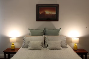 Upper Reach Spa Cottage | 2 bedrooms, premium bedding, individually decorated - Vineyard Cottage at Upper Reach Winery (Baskerville)