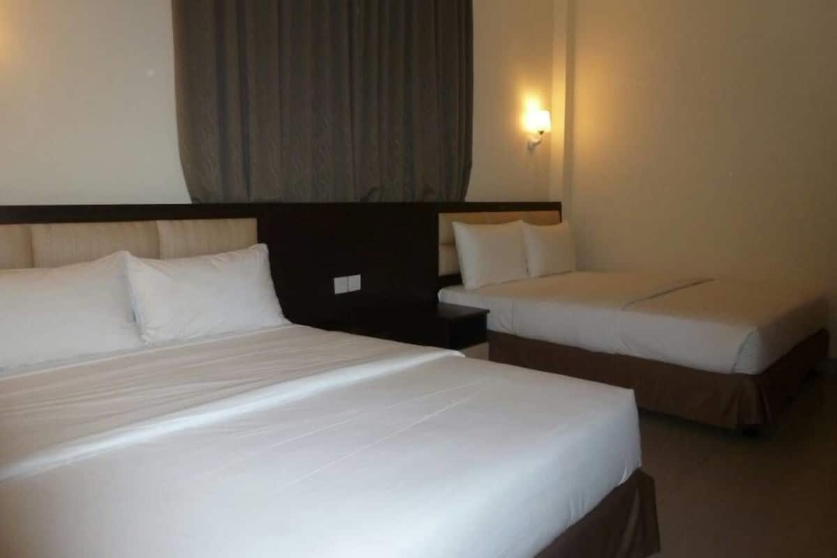 quadruple room | desk, iron/ironing board, free wifi