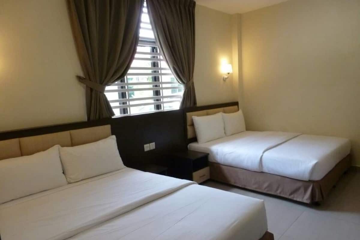 quadruple room | desk, iron/ironing board, free wifi