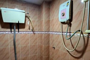 淋浴設備、免費盥洗用品、吹風機、毛巾