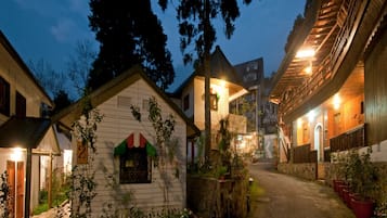 Fachada da propriedade à noite