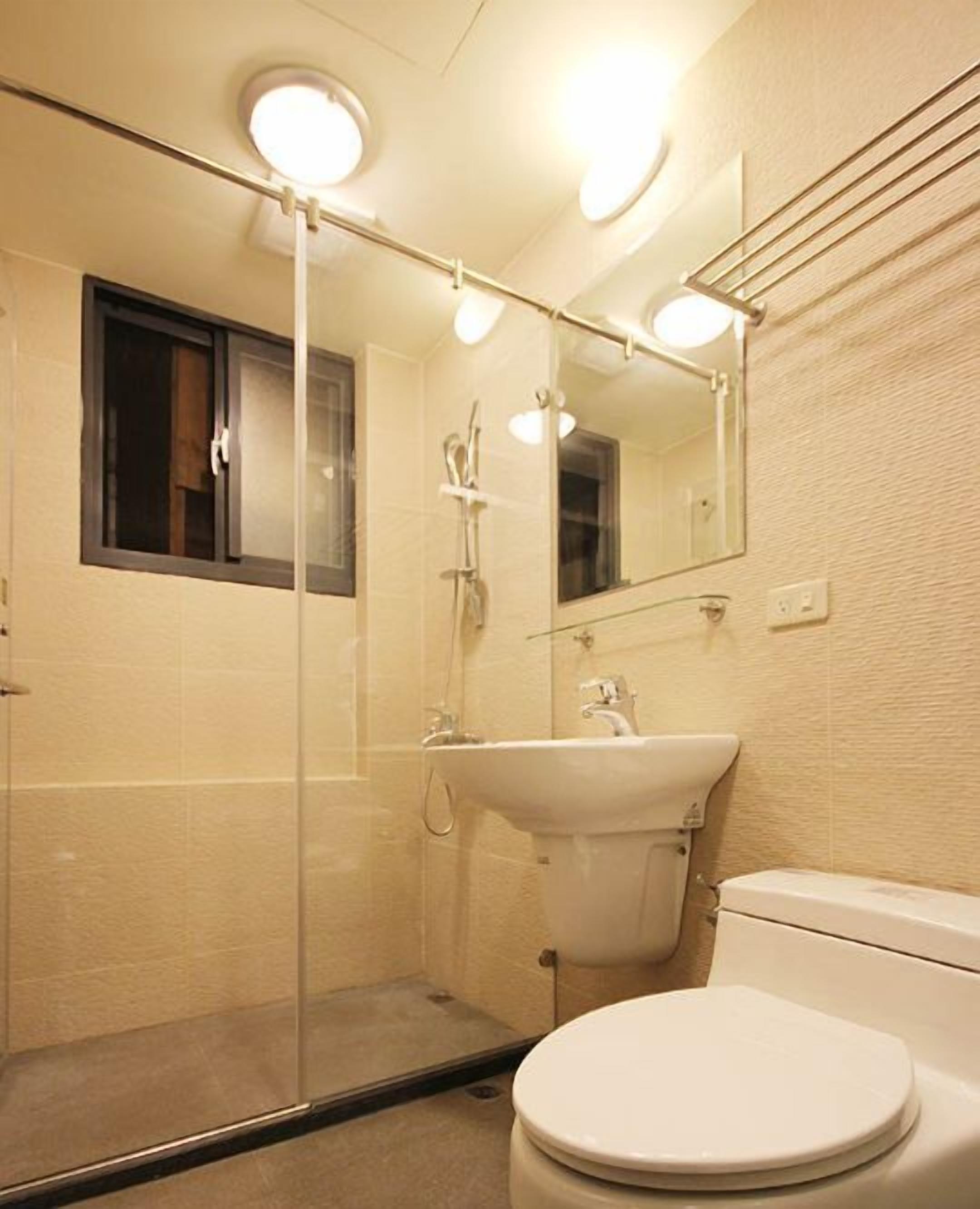 Standard Quadruple Room, 2 Double Beds (L) | Bathroom