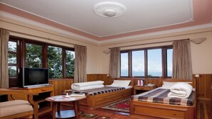 Une chambre avec un lit, une télévision, un bureau et une chaise.