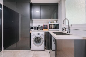 Tủ lạnh, lò vi sóng, dụng cụ pha cà phê/trà 