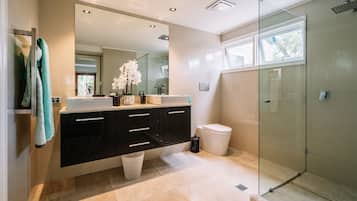 Deluxe Double Room, 1 Queen Bed, Ensuite | Bathroom | Shower, free toiletries, hair dryer, bathrobes