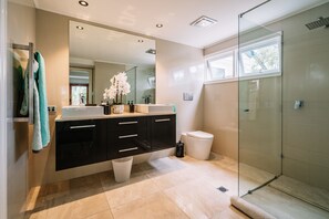 Deluxe Double Room, 1 Queen Bed, Ensuite | Bathroom | Shower, free toiletries, hair dryer, bathrobes - Balmoral Queenslander (Balmoral)