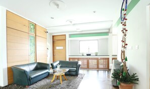 Flat-screen TV - Treebo Edha Suites Koramangala (Bengaluru)