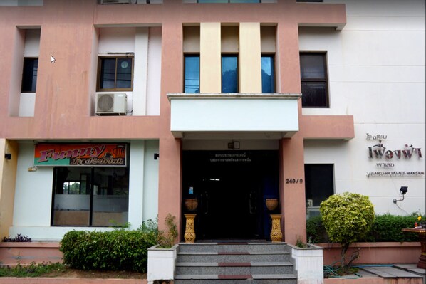 Un edificio con un letrero que dice 'Funny Food & Drinks' y otro letrero que dice 'Iwaywa'.
