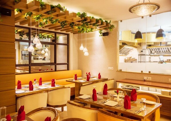 Aamiainen, lounas ja illallinen; kansainvälinen keittiö 