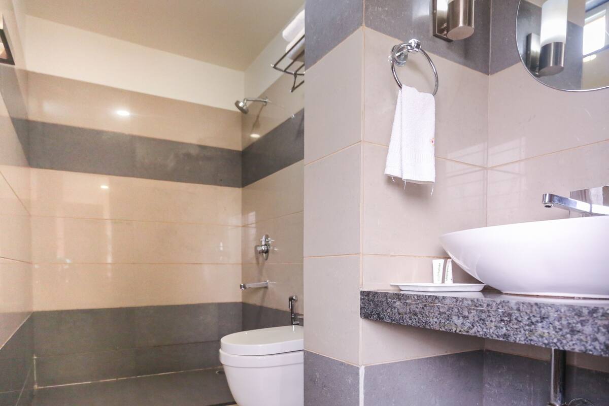 Buồng tắm vòi sen, đồ dùng nhà tắm miễn phí, khăn tắm