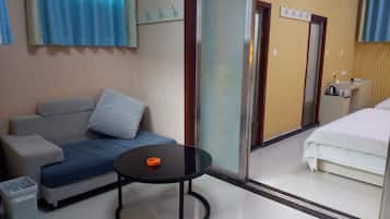 Habitación cuádruple Deluxe | Ropa de cama de alta calidad, edredones de plumas, escritorio