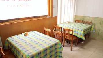 Daily buffet breakfast (CNY 10 per person)