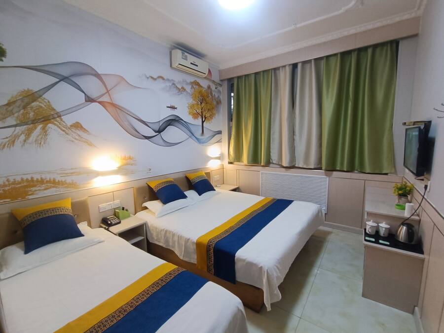Family Room | Peralatan tempat tidur premium, gebar bulu kapas, busa memori, meja