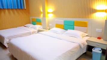 Deluxe vierpersoonskamer | Luxe beddengoed, donzen dekbedden, bedden met traagschuimmatras