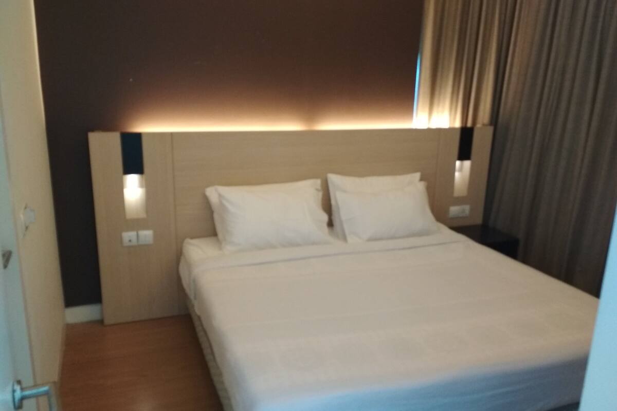 Suite, 2 chambres | 1 chambre, bureau, fer et planche à repasser, accès au Wi-Fi (inclus)