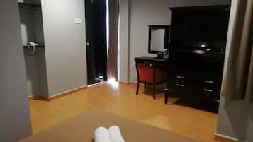Iron/ironing board, free WiFi, bed sheets