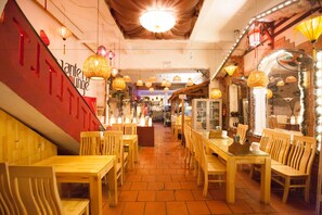 Breakfast, lunch, dinner served; local and international cuisine - Ha Noi Lantern Dorm - Adults Only (Hanoi)