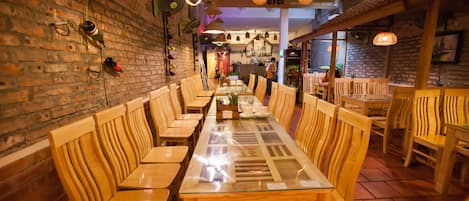 Breakfast, lunch, dinner served; local and international cuisine