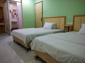 Standard Triple Room | Laptop workspace, iron/ironing board, free WiFi, bed sheets - Fresh Hotel Falim (Ipoh)