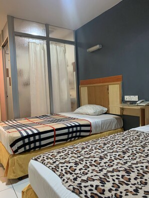ห้องดีลักซ์ทริปเปิล | พื้นที่ทำงานแบบใช้แล็ปท็อป, เตารีด/โต๊ะรีดผ้า, Wi-Fi ฟรี, ผ้าปูที่นอน