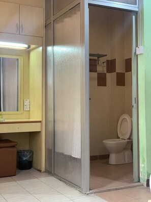 Deluxe Double Room | Bathroom | Shower, free toiletries, hair dryer, towels - Fresh Hotel Falim (Ipoh)