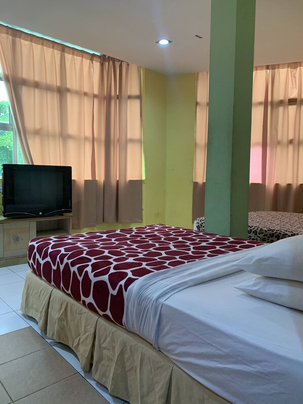 Neljän hengen perhehuone | Kannettavalle tietokoneelle sopiva työtila, silitysrauta/-lauta