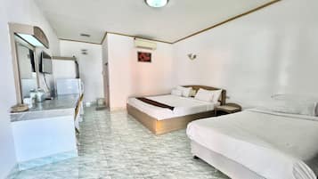 Family Room | Desk, free WiFi, bed sheets