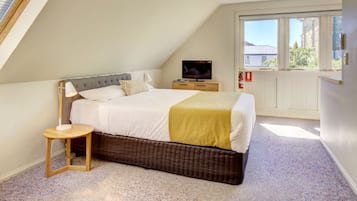 Escritorio, tabla de planchar con plancha, wifi gratis y ropa de cama