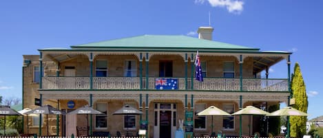 Vista frontal de la propiedad