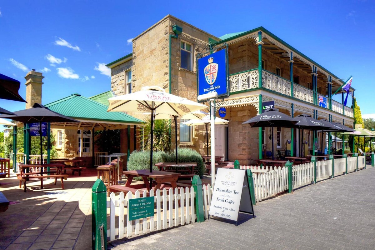 The Richmond Arms Hotel