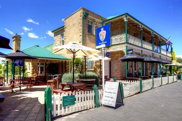 Exterior - The Richmond Arms Hotel (Richmond)