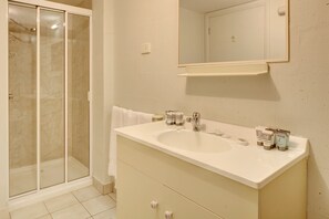 Free toiletries, towels, soap, shampoo