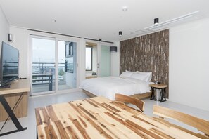 Sängtillbehör av högsta kvalitet, skrivbord och mörkläggningsgardiner