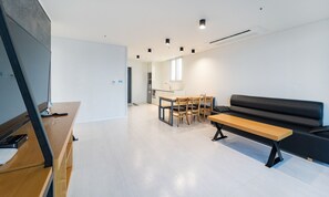 A-SUNHILL VILLA | Living area | 49-inch LED TV with premium channels, TV, pay movies - Yeosu Sunhill SPA Pension (Yeosu)