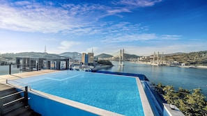 Seasonal outdoor pool, open 3:00 PM to 10:00 PM, pool umbrellas - Yeosu Sunhill SPA Pension (Yeosu)