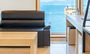 B-PREMIER SPA DOUBLE ROOM | Living area | 49-inch LED TV with premium channels, TV, pay movies - Yeosu Sunhill SPA Pension (Yeosu)