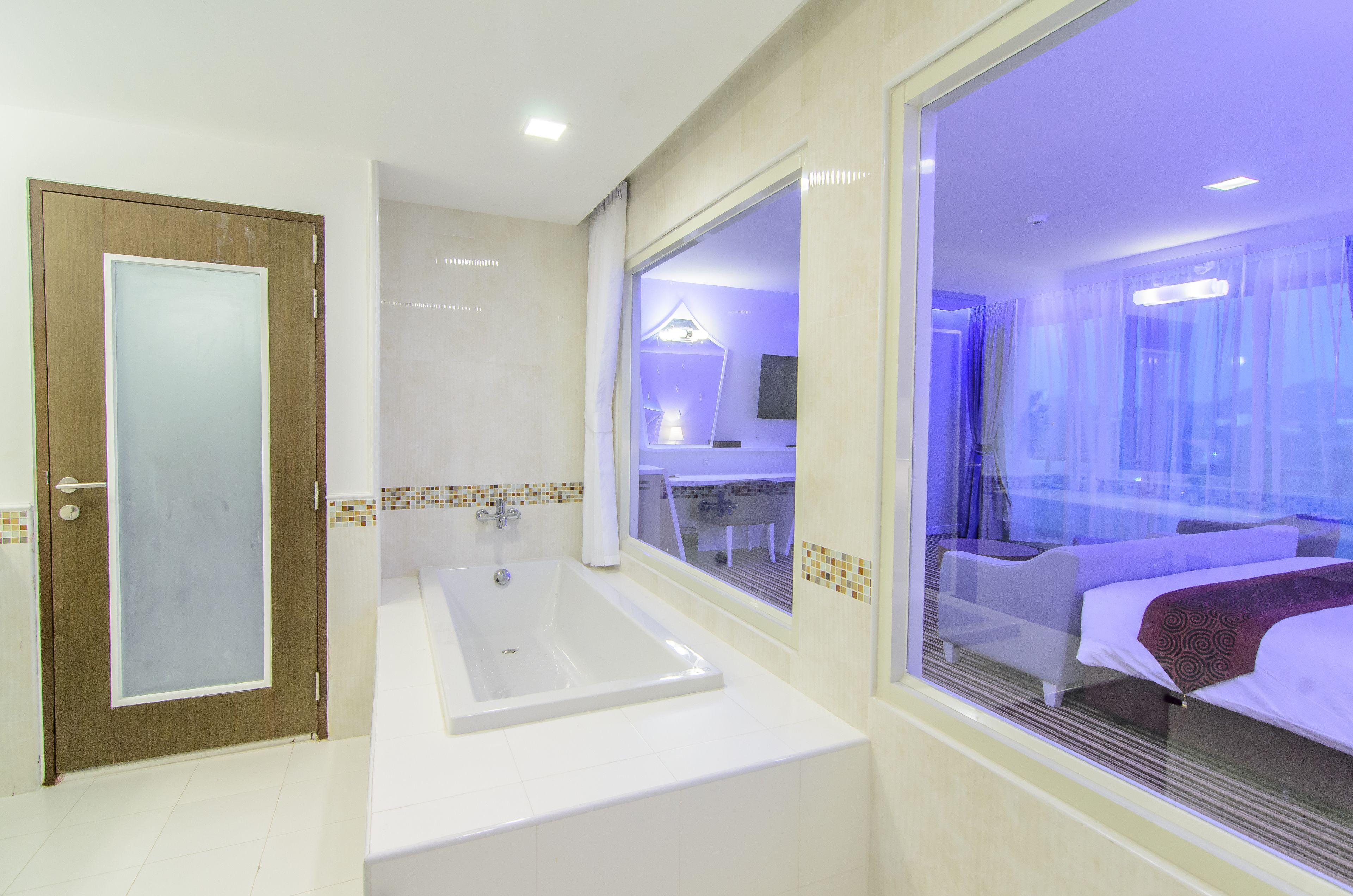 super deluxe room | deep-soaking bathtub