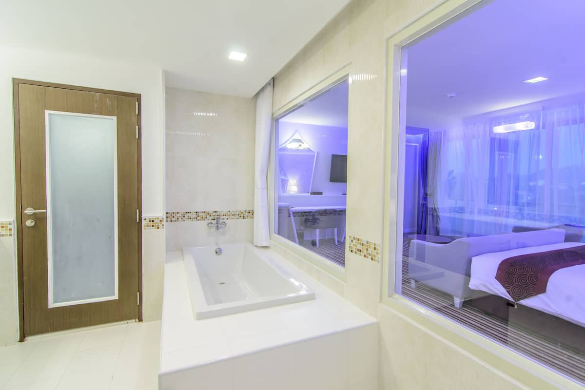 super deluxe room | deep-soaking bathtub