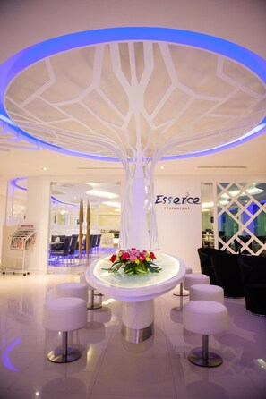 Se sirven desayunos, almuerzos, cenas y cocina local e internacional