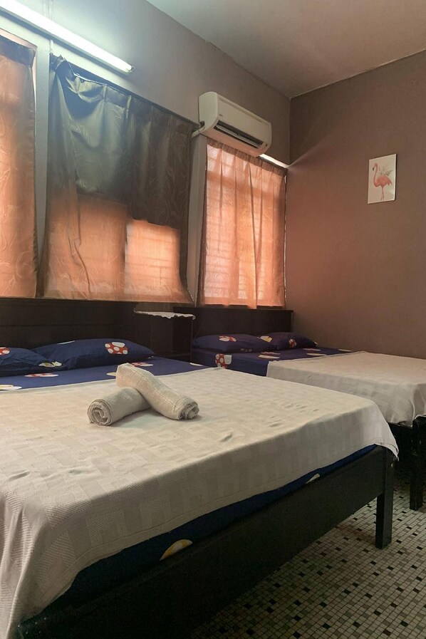 Kamar Quadruple Deluks | Setrika/meja setrika, Wi-Fi gratis, dan seprai linen