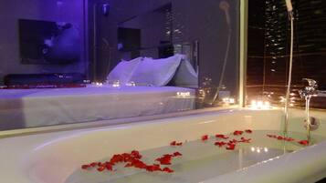 Deep-soaking bathtub