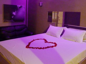 Deluxe Double Room, 1 King Bed | Free WiFi - Heaven Inn (Si Racha)